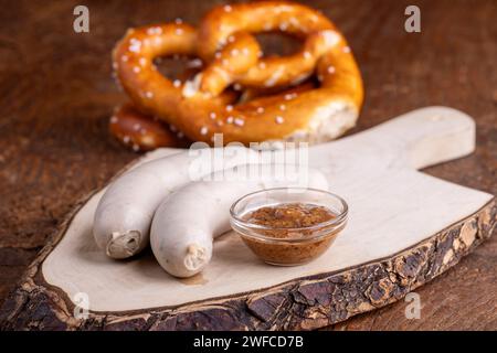 bayerische Weißwürste auf Holz Stockfoto