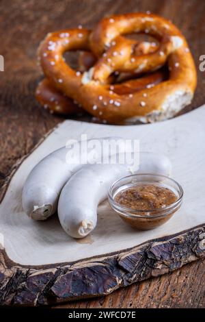 bayerische Weißwürste auf Holz Stockfoto