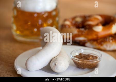 bayerische Weißwürste auf Holz Stockfoto