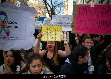 Madrid, Madrid, Spanien. 30. Januar 2024. Hunderte von Studenten aus den Gesundheitsberufsbildungszyklen mit Banner, während einer Demonstration vor dem Hauptquartier des Madrider Bildungsministeriums, die den Zugang zu Praktika fordern, die es ihnen ermöglichen, einen Abschluss zu erhalten. (Kreditbild: © Luis Soto/ZUMA Press Wire) NUR REDAKTIONELLE VERWENDUNG! Nicht für kommerzielle ZWECKE! Quelle: ZUMA Press, Inc./Alamy Live News Stockfoto