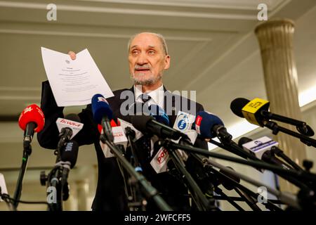 Antoni Macierewicz, ehemaliger polnischer Verteidigungsminister, spricht während der vierten Sitzung des polnischen Parlaments mit der Presse, die in einem Chaos stattfindet, das durch rechtliche Unstimmigkeiten mit der vorherigen Regierung entstanden ist. Am 13. Dezember 2023 übernahm die aktuelle Regierung in Polen die Macht und übernahm die rechtsextreme Partei Recht und Gerechtigkeit, die seit acht Jahren regiert. Beide Seiten werfen einander verfassungswidrige Handlungen vor, und es gibt im Land de facto zwei Rechtssysteme. (Foto: Dominika Zarzycka / SOPA Images/SIPA USA) Stockfoto