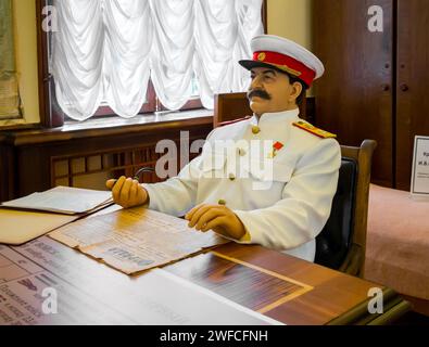 Sotschi, Russland - 12. Februar 2023: Die Figur des Führers am Tisch im Kinosaal, die Datscha des I.V.. Stalin, Sotschi Stockfoto