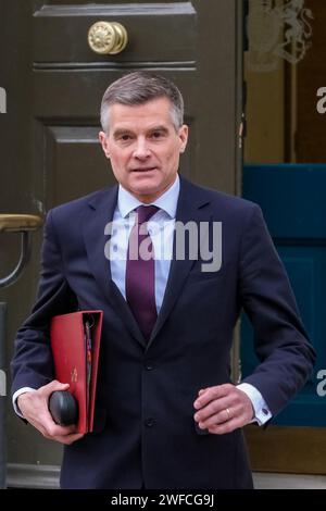 London, Großbritannien. 30. Januar 2024. Mark Harper, Abgeordneter des Staatssekretärs für Verkehr, verlässt das Kabinettsbüro nach der wöchentlichen Sitzung, die dienstags stattfindet. Quelle: Eleventh Photography/Alamy Live News Stockfoto
