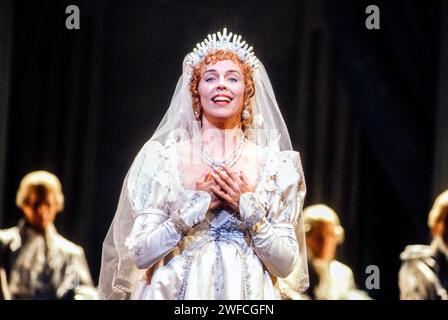 Anne Sofie von Otter (Angelina) in LA CENERENTOLA an der Royal Opera, Covent Garden, London WC2 28/06/1991 Musik: Gioachino Rossini Libretto: Jacopo Ferretti Dirigent: Carlo Rizzi Design: Mauro Pagano Beleuchtung: Hans Toelstede Regie: Michael Hampe Stockfoto