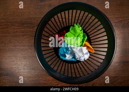 Papierkorb gefüllt mit zerknittertem Papier. Draufsicht. Stockfoto