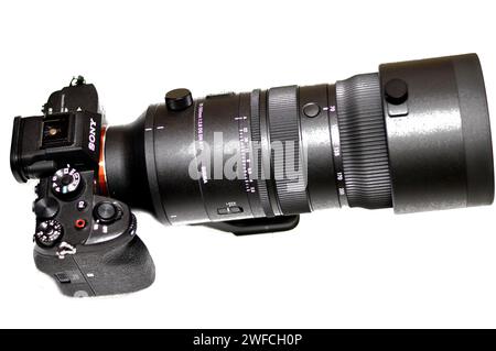 Kairo, Ägypten, 25. Januar 2024: Sigma 70-200mm f: 2,8 DG DN OS Sportobjektiv (Sony E-Mount), auf einem Sony Alpha A7s III spiegellosen professionellen Vollformatkamera Stockfoto