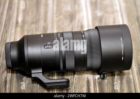 Kairo, Ägypten, 25. Januar 2024: Das neue Sigma 70-200mm f: 2,8 DG DN OS Sportobjektiv (Sony E-Mount), große F2,8-Blende für stabile und hohe Beschreibungen Stockfoto