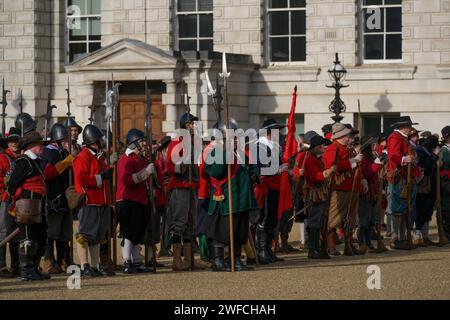 Mitglieder der King's Army of the English Civil war Society gedenken der Hinrichtung von König Karl I. am 30. Januar 1649 in der Horse Guards Parade in London, U Stockfoto