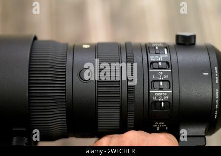 Kairo, Ägypten, 25. Januar 2024: Das neue Sigma 70-200mm f: 2,8 DG DN OS Sportobjektiv (Sony E-Mount), große F2,8-Blende für stabile und hohe Beschreibungen Stockfoto