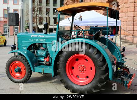 MAINZ, DEUTSCHLAND-28. MÄRZ 2015: Altdeutscher Hanomag-Traktor in der Nähe des Marktplatzes in der Altstadt Stockfoto