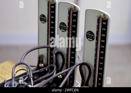 Kairo, Ägypten, 20. Januar 2024: Riester Blutdruckmessgerät misst Quecksilber-Sphygmomanometer, mit aufblasbarer Manschette, um zusammenzubrechen und dann das AR freizugeben Stockfoto