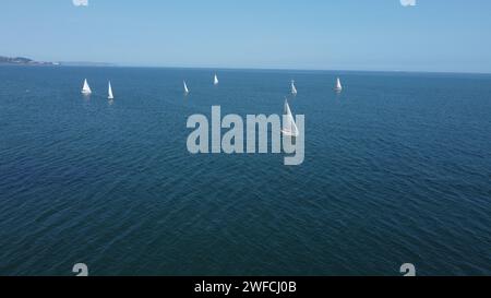 Segelboote in den ruhigen Gewässern auf einem ruhigen blauen Ozean mit klarem Himmel im Sommer (Luftsicht) Dublin, Irland Stockfoto