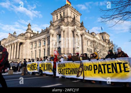 Demonstration von Landwirten, Klima- und Tierschützern unter dem Motto Wir haben es satt für eine Wende in der Agrarpolitik. Auch Landwirte mit ihren Traktoren beteiligten sich an der Demonstration. / Demonstration von Landwirten, Klima- und Tierschutzaktivisten unter dem Motto Wir haben die Nase voll von einem Wandel in der Agrarpolitik. Auch die Landwirte nahmen an der Demonstration mit ihren Traktoren Teil. Schnappschuss-Fotografie/K.M.Krause *** Demonstration von Landwirten, Klima- und Tierschutzaktivisten unter dem Motto Wir haben es satt, eine Änderung in der Agrarpolitik zu ändern Stockfoto