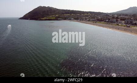 Ein fantastischer Blick aus der Luft auf Bray Beach und Bray Head an einem sonnigen Tag - Co. Wicklow, Irland Stockfoto