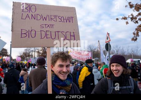 Demonstration von Landwirten, Klima- und Tierschützern unter dem Motto Wir haben es satt für eine Wende in der Agrarpolitik. Auch Landwirte mit ihren Traktoren beteiligten sich an der Demonstration. / Demonstration von Landwirten, Klima- und Tierschutzaktivisten unter dem Motto Wir haben die Nase voll von einem Wandel in der Agrarpolitik. Auch die Landwirte nahmen an der Demonstration mit ihren Traktoren Teil. Schnappschuss-Fotografie/K.M.Krause *** Demonstration von Landwirten, Klima- und Tierschutzaktivisten unter dem Motto Wir haben es satt, eine Änderung in der Agrarpolitik zu ändern Stockfoto