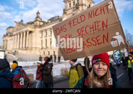 Demonstration von Landwirten, Klima- und Tierschützern unter dem Motto Wir haben es satt für eine Wende in der Agrarpolitik. Auch Landwirte mit ihren Traktoren beteiligten sich an der Demonstration. / Demonstration von Landwirten, Klima- und Tierschutzaktivisten unter dem Motto Wir haben die Nase voll von einem Wandel in der Agrarpolitik. Auch die Landwirte nahmen an der Demonstration mit ihren Traktoren Teil. Schnappschuss-Fotografie/K.M.Krause *** Demonstration von Landwirten, Klima- und Tierschutzaktivisten unter dem Motto Wir haben es satt, eine Änderung in der Agrarpolitik zu ändern Stockfoto