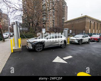 Lackier-Fahrer laden ihre Fahrzeuge am Donnerstag, 25. Januar 2024, an einer neuen Ladestation für Elektrofahrzeuge Chargepoint in Chelsea in New York auf. (© Richard B. Levine) Stockfoto