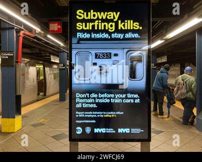 „Subway Surfing Kills“-Werbung für öffentliche Dienste in der New Yorker U-Bahn am Mittwoch, 24. Januar 2024. (© Frances M. Roberts) Stockfoto