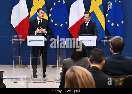 Stockholm, Schweden. 30. Januar 2024. STOCKHOLM, SCHWEDEN 20240130der französische Präsident Emmanuel Macron und Premierminister Ulf Kristersson halten nach Beratungen in Rosenbad eine Pressekonferenz ab. Präsident Emmanuel Macron und seine Frau Brigitte sind zu einem zweitägigen Staatsbesuch in Schweden. Foto: Claudio Bresciani/TT/Code 10090 Credit: TT News Agency/Alamy Live News Stockfoto