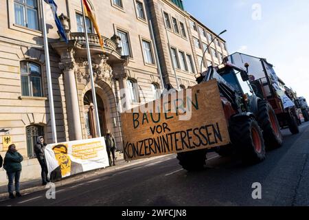 Demonstration von Landwirten, Klima- und Tierschützern unter dem Motto Wir haben es satt für eine Wende in der Agrarpolitik. Auch Landwirte mit ihren Traktoren beteiligten sich an der Demonstration. / Demonstration von Landwirten, Klima- und Tierschutzaktivisten unter dem Motto Wir haben die Nase voll von einem Wandel in der Agrarpolitik. Auch die Landwirte nahmen an der Demonstration mit ihren Traktoren Teil. Schnappschuss-Fotografie/K.M.Krause *** Demonstration von Landwirten, Klima- und Tierschutzaktivisten unter dem Motto Wir haben es satt, eine Änderung in der Agrarpolitik zu ändern Stockfoto