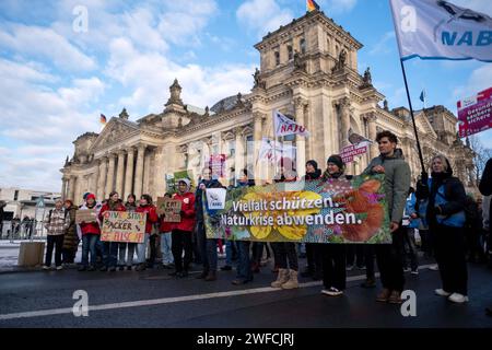 Demonstration von Landwirten, Klima- und Tierschützern unter dem Motto Wir haben es satt für eine Wende in der Agrarpolitik. Auch Landwirte mit ihren Traktoren beteiligten sich an der Demonstration. / Demonstration von Landwirten, Klima- und Tierschutzaktivisten unter dem Motto Wir haben die Nase voll von einem Wandel in der Agrarpolitik. Auch die Landwirte nahmen an der Demonstration mit ihren Traktoren Teil. Schnappschuss-Fotografie/K.M.Krause *** Demonstration von Landwirten, Klima- und Tierschutzaktivisten unter dem Motto Wir haben es satt, eine Änderung in der Agrarpolitik zu ändern Stockfoto