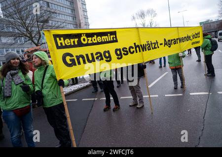 Demonstration von Landwirten, Klima- und Tierschützern unter dem Motto Wir haben es satt für eine Wende in der Agrarpolitik. Auch Landwirte mit ihren Traktoren beteiligten sich an der Demonstration. / Demonstration von Landwirten, Klima- und Tierschutzaktivisten unter dem Motto Wir haben die Nase voll von einem Wandel in der Agrarpolitik. Auch die Landwirte nahmen an der Demonstration mit ihren Traktoren Teil. Schnappschuss-Fotografie/K.M.Krause *** Demonstration von Landwirten, Klima- und Tierschutzaktivisten unter dem Motto Wir haben es satt, eine Änderung in der Agrarpolitik zu ändern Stockfoto