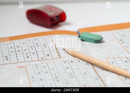 Sudoku-Puzzle. Stift- und Stiftspitzer und Radiergummi. Stockfoto