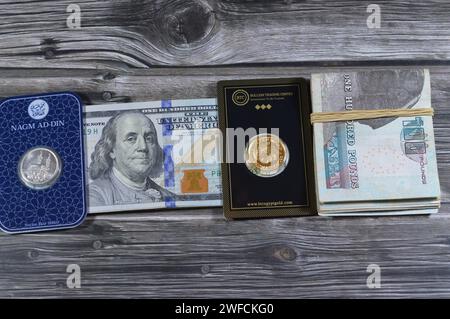 Kairo, Ägypten, 29. Januar 2024: Ägyptische Pfund, amerikanische Dollar Bargeld mit BTC Bullion Trading Center Gold Ägypten souveräne britische Goldmünze, Nagm Ad Stockfoto