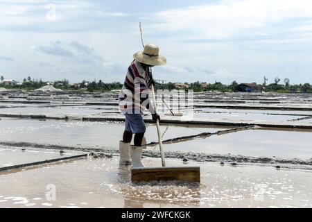 Arbeiter sammelt Kristalle in den salinas in der Araruama Lagune von Praia Seca - Stockfoto