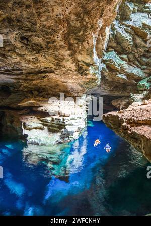 Touristen, die in Poco Azul schwimmen - südliche Region der Chapada Diamantina - unterirdischer Fluss, der in den Fluss Paraguacu fließt - paläontologische Stätte Stockfoto