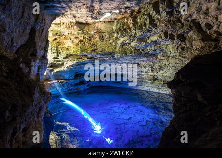 Reflexion des Sonnenlichts auf den Gewässern des Poco Encantado in Chapada Diamantina Lokal: Itaeté , Bahia , Brasilien Datum: 08/2014 Code: 02DIB891 Autor:an Stockfoto