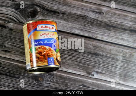 Kairo, Ägypten, 27. Januar 2024: Amerikanische Qualität Favabohnen Iskandarany mit Tahini-Medammes, hohem Protein, Favabohnen, das Hauptgericht und Sand Stockfoto