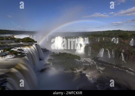 Nächtlicher Regenbogen, der durch das Licht des Vollmondes in den Iguacu Falls - Iguacu Nationalpark gebildet wird Stockfoto