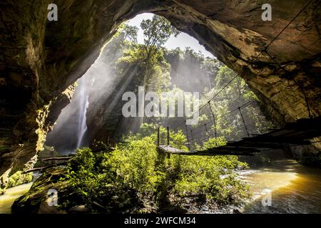 Santa Bárbara Höhle und Wasserfall im touristischen Komplex Pococ Azul - gebildet durch das Wasser des Flusses Cocal - Tischplatte Stockfoto