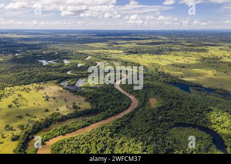 Drohnenansicht der Pantanal - Ebene mit dem Fluss Aquidauana und Lagunen bildeten sich während der Nebensaison - Beginn der Dürre - Stockfoto