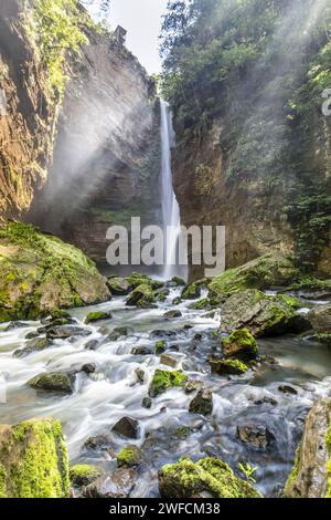 Santa Bárbara Wasserfall im touristischen Komplex Poco Azul - gebildet durch das Wasser des Flusses Cocal - Tischplatte Stockfoto