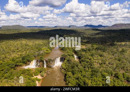 Blick auf den Cachoeira do Prata, der vom Fluss Farinha gebildet wird - Chapada das Mesas Nationalpark Stockfoto