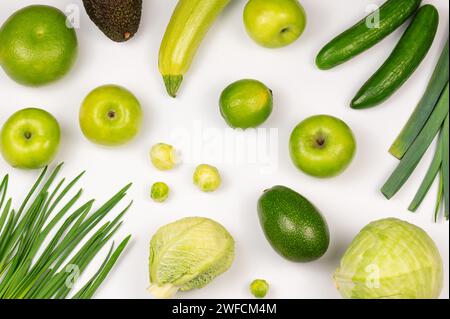 Set von gesundem und Bio nur grüne Farbe Gemüse auf weißem Hintergrund. Blick von oben auf reifes, rohes und saftiges Gemüse. Stockfoto