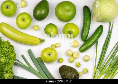 Vielfalt von Bio-und gesunden Gemüse nur grüne Farbe auf weißem Hintergrund. Blick von oben auf reifes, rohes und saftiges Gemüse. Stockfoto