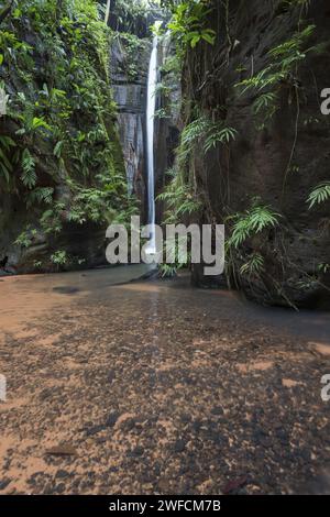 Pedra Caída Wasserfall im ökologischen Komplex Pedra Caída - Chapada das Mesas - Stockfoto