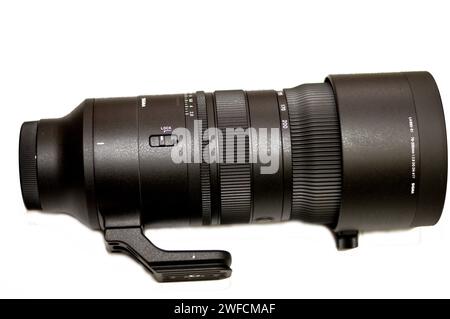 Kairo, Ägypten, 25. Januar 2024: Das neue Sigma 70-200mm f: 2,8 DG DN OS Sportobjektiv (Sony E-Mount), große F2,8-Blende für stabile und hohe Beschreibungen Stockfoto