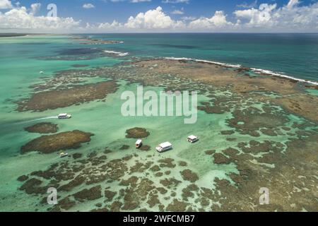 Blick auf die Bootsdrohne im natürlichen Pool zwischen Riffen - offener Bereich für Touristen - bekannt als Walisisch - Nordküste von Alagoas Stockfoto