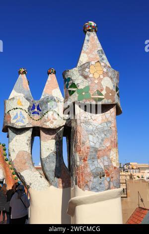 Schornstein auf dem Dach der Casa Batllo, Antonio Gaudi Haus. Barcelona, Katalonien, Spanien Stockfoto