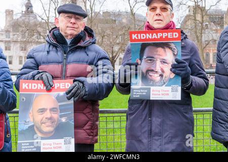 Westminster, London, Großbritannien. 30. Januar 2024. Mitglieder der Jüdischen Gemeinde halten Plakate einiger israelischer Geiseln in einer Mahnwache, die vom Board of Deputies of British Jews organisiert wurde. Einige Synagogen haben eine Geisel „adoptiert“, und Mitglieder der Gemeinde halten Plakate mit ihrem Image. Von den 240 Geiseln, die bei der Invasion der Hamas in Israel am 7. Oktober 2023 genommen wurden, sind 136 in Gaza in Gefangenschaft. Foto: Amanda Rose/Alamy Live News Stockfoto