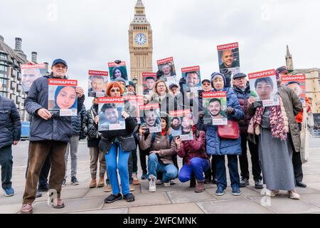 Westminster, London, Großbritannien. 30. Januar 2024. Mitglieder der Jüdischen Gemeinde halten Plakate einiger israelischer Geiseln in einer Mahnwache, die vom Board of Deputies of British Jews organisiert wurde. Einige Synagogen haben eine Geisel „adoptiert“, und Mitglieder der Gemeinde halten Plakate mit ihrem Image. Von den 240 Geiseln, die bei der Invasion der Hamas in Israel am 7. Oktober 2023 genommen wurden, sind 136 in Gaza in Gefangenschaft. Foto: Amanda Rose/Alamy Live News Stockfoto