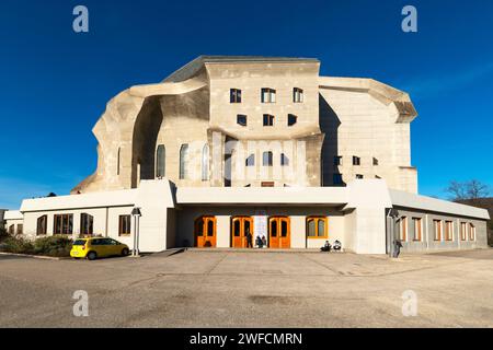 Das zweite von Rudolf Steiner entworfene Goetheanum-Gebäude befindet sich auf dem Hügel in Dornach, Kanton Solothurn, Schweiz. Es ist die Welt c Stockfoto