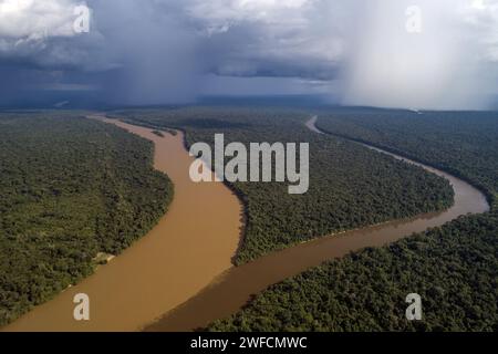 Drohnenansicht des Treffens zwischen den Flüssen Aripuanã und Guariba auf der rechten Seite - Sturm im Hintergrund - Stockfoto