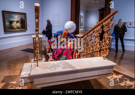 London, Großbritannien. 30. Januar 2024. Yinka Shonibare CBE RA, Woman Moving Up, 2023 - die neue Ausstellung Verstrickte Pasten: 1768-Now: Art, Colonialism and Change, an der Royal Academy of Arts. Die Nutzung muss diese Ausstellung erwähnen. Die Ausstellung findet vom 3. Februar bis 28. April 2024 statt. Guy Bell/Alamy Live News Stockfoto