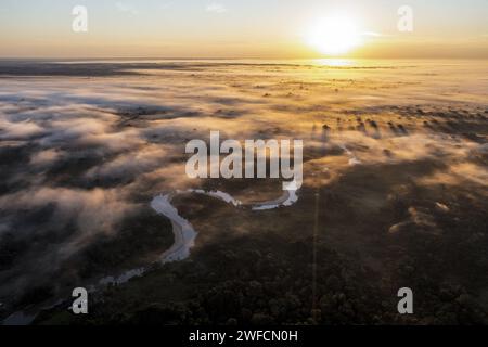 Sonnenaufgang Landschaft Drohne Blick mit Nebel über Amazonas Wald und Moa Fluss - Serra do Divisor Nationalpark - Stockfoto