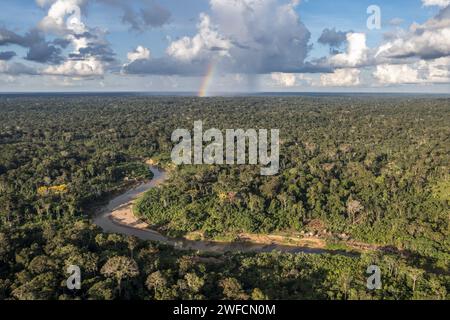 Drohnenblick auf das Dorf Apiwtxa der ethnischen Gruppe Ashaninka und den Fluss Amônia - Kampa indigenes Land des Flusses Amonea Stockfoto